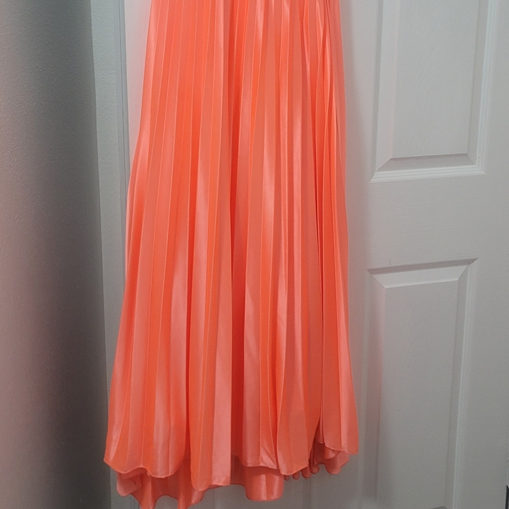 Formal dress - Picture 4 of 9